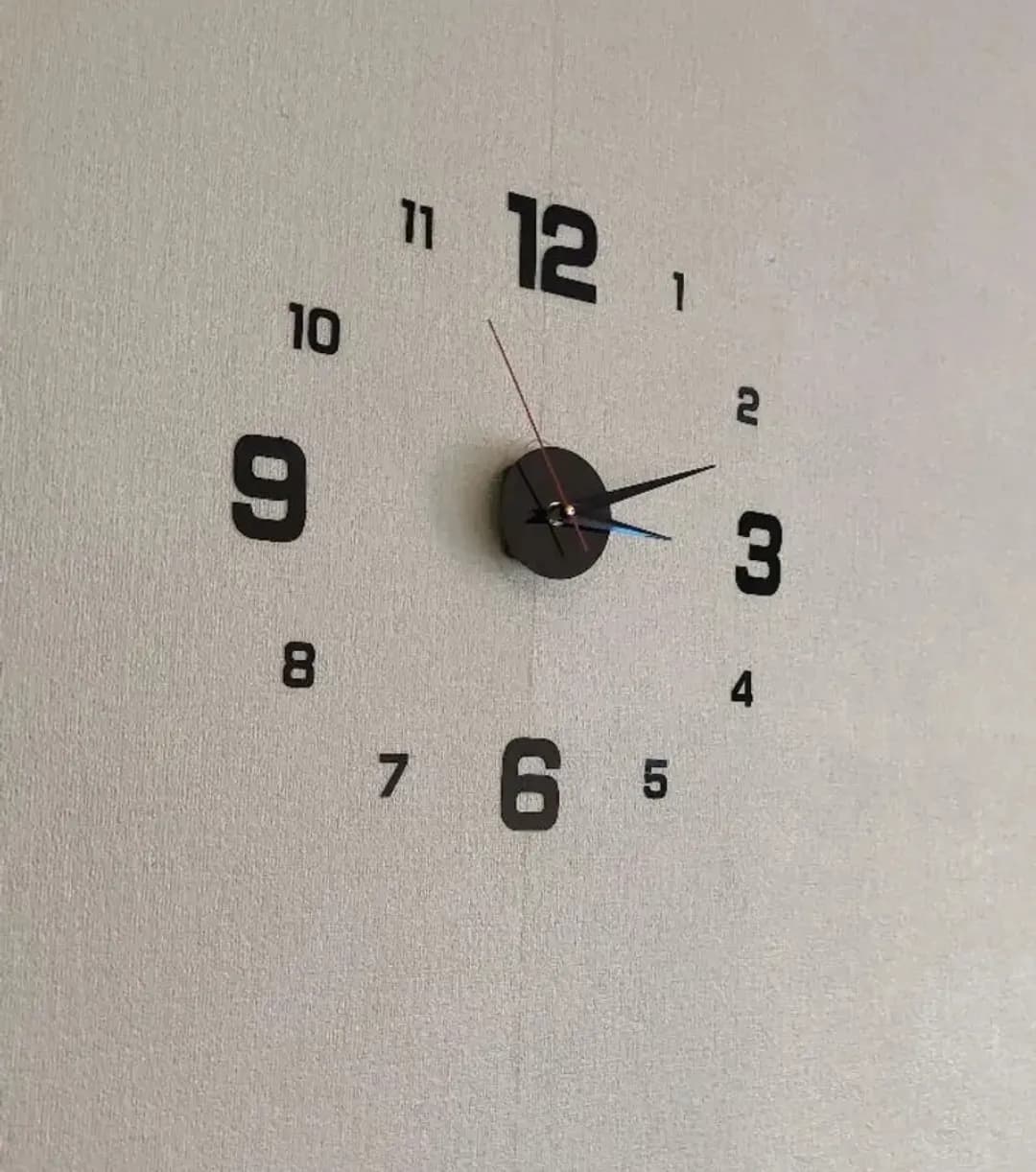 ⏰ ساعة حائط بسيطة وأنيقة ⏰ تصميم minimal كيجي زوين فأي بلاصة فدار 🏠كتعطي شكل منظم وراقي للحائط ديا à Meknès